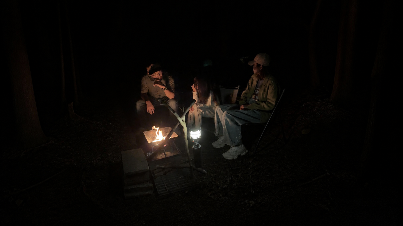 焚き火とランタンの明かりだけがある、静かな夜
