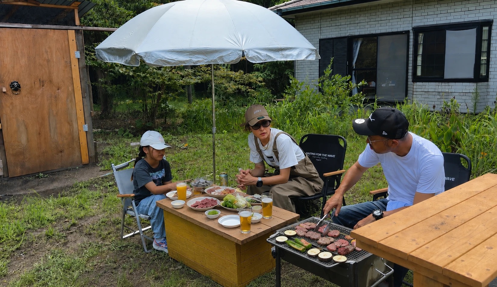 庭先で、バーベキューを囲む