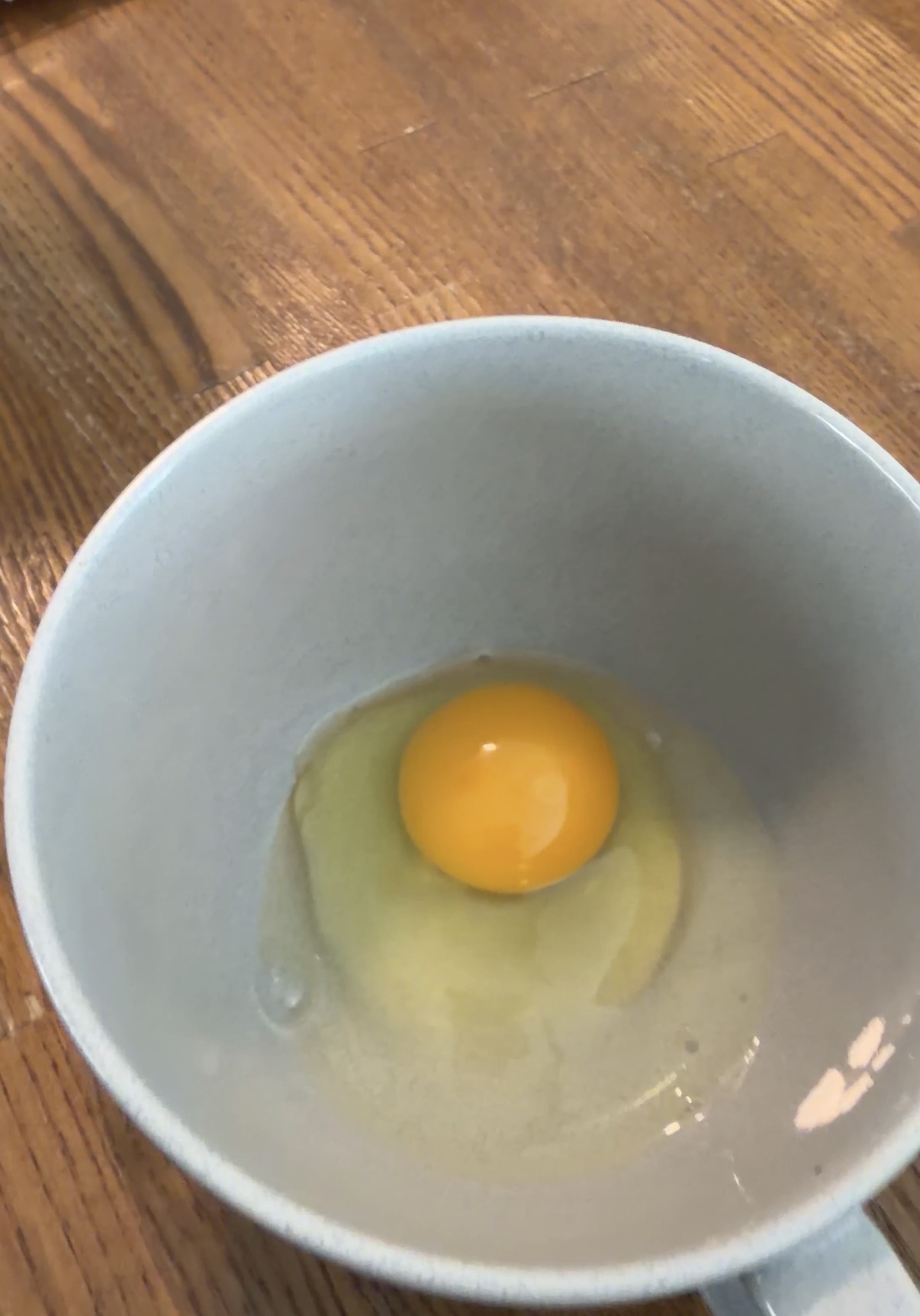 鶏が産んだ、新鮮な卵
